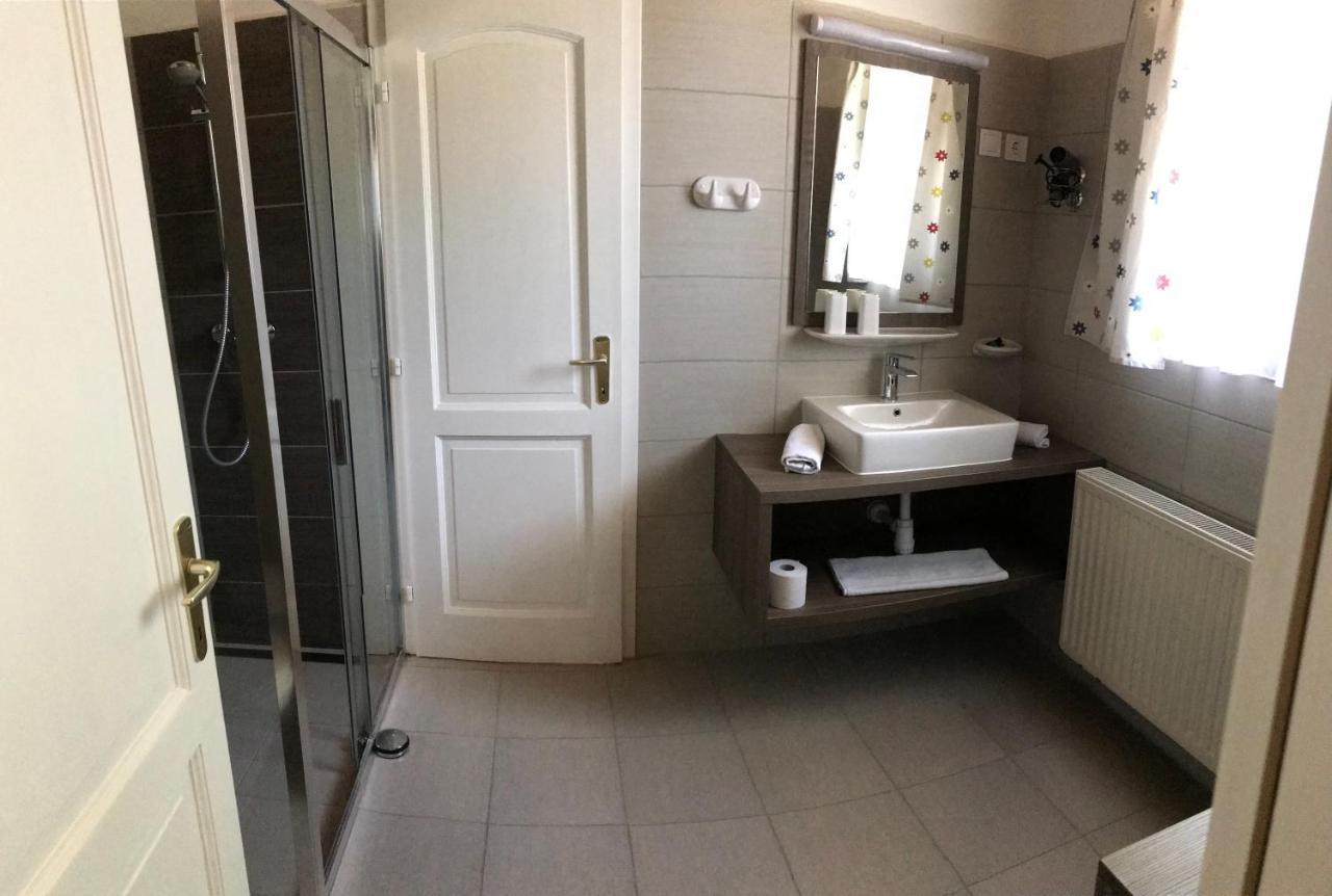 Hársfa Szálló Tamási Exterior foto